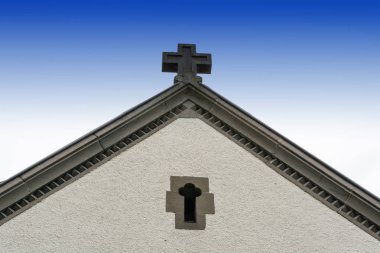 Hausfassade mit Kreuz aus Stein House cephede ston