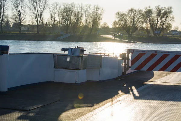 Rijnveerboot bij Dormagen Zons — Stockfoto