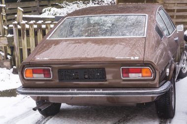 Eski Audi 100 Coupe S