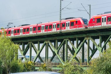 Hızlı trende kırmızı: Essen Kettwig demiryolu Köprüsü       