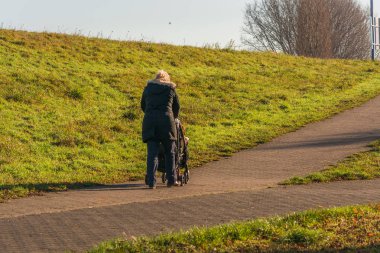 Yürürken bir puset ile Granny         