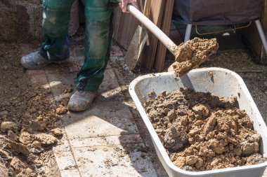 El arabası ile toprak kazı
