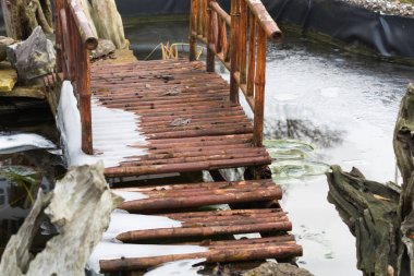 Bir köprüden asılı buz sarkıtları