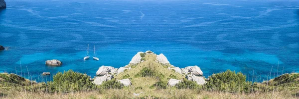 Malerische Meereslandschaft mit Bucht und Segelschiff — Stockfoto