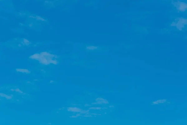 Nuages blancs contre un ciel bleu. — Photo