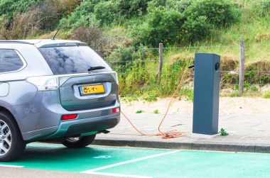 Aku şarj istasyonu elektrik araçları için.