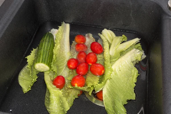 新鲜的黄瓜、 西红柿和生菜 — 图库照片