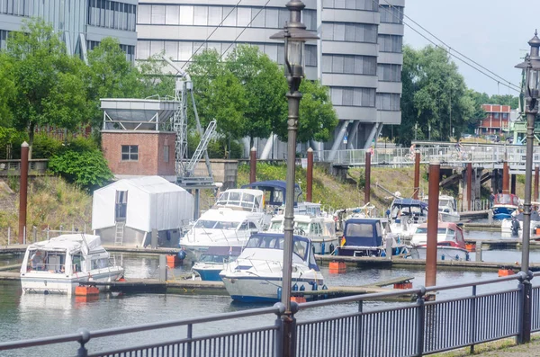 Com vista para a marina em Duisburg Alemanha — Fotografia de Stock