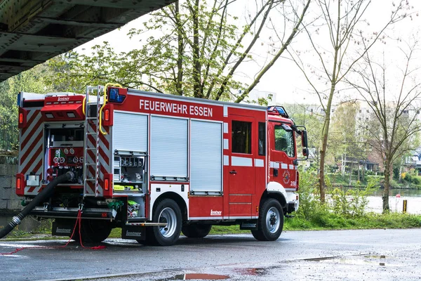 Üniformalı itfaiye eğitim sırasında.   