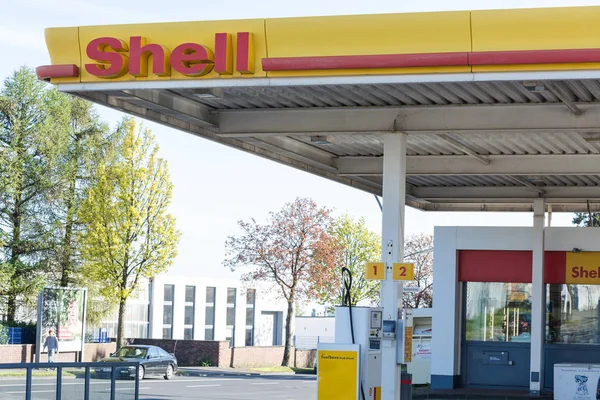 Pohled na čerpací stanici Shell v Velbert — Stock fotografie
