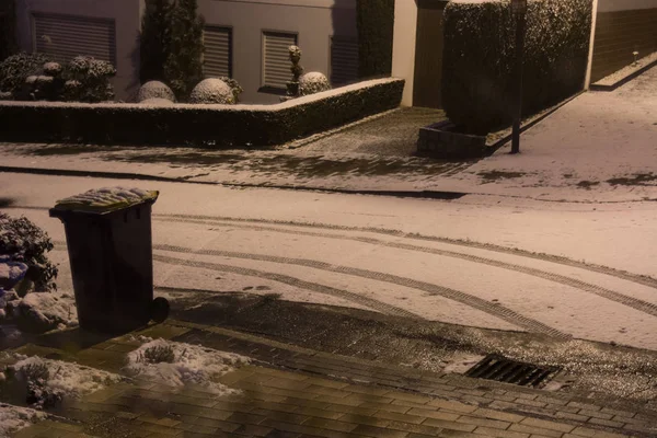 Estrada coberta de neve no inverno à noite — Fotografia de Stock