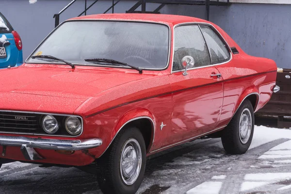 Олдтаймер, червоний Opel Manta — стокове фото