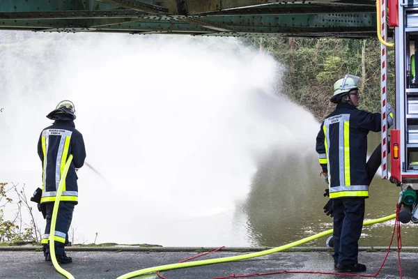 Bombeiros em uniforme durante o treinamento . — Fotografia de Stock