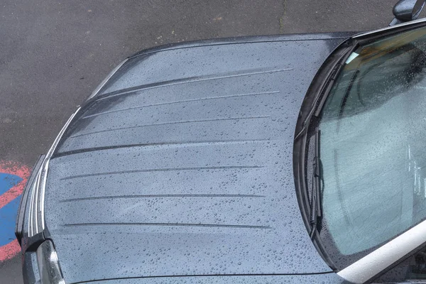 Gotas de agua en un capó de coche . —  Fotos de Stock