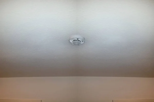 Smoke detector on the ceiling and smoke. — Stock Photo, Image