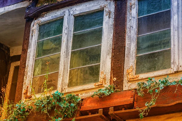 Античные деревянные окна — стоковое фото