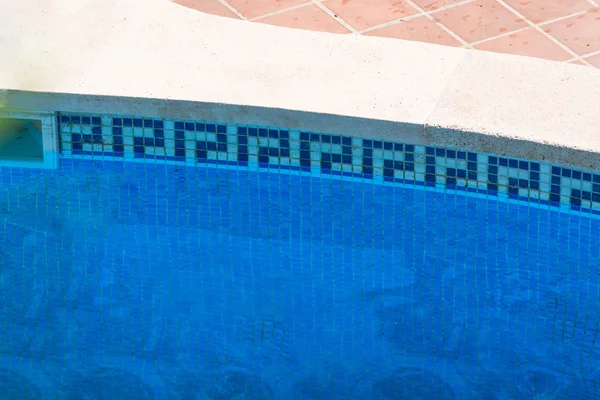 Piscina con agua azul para relajarse . —  Fotos de Stock