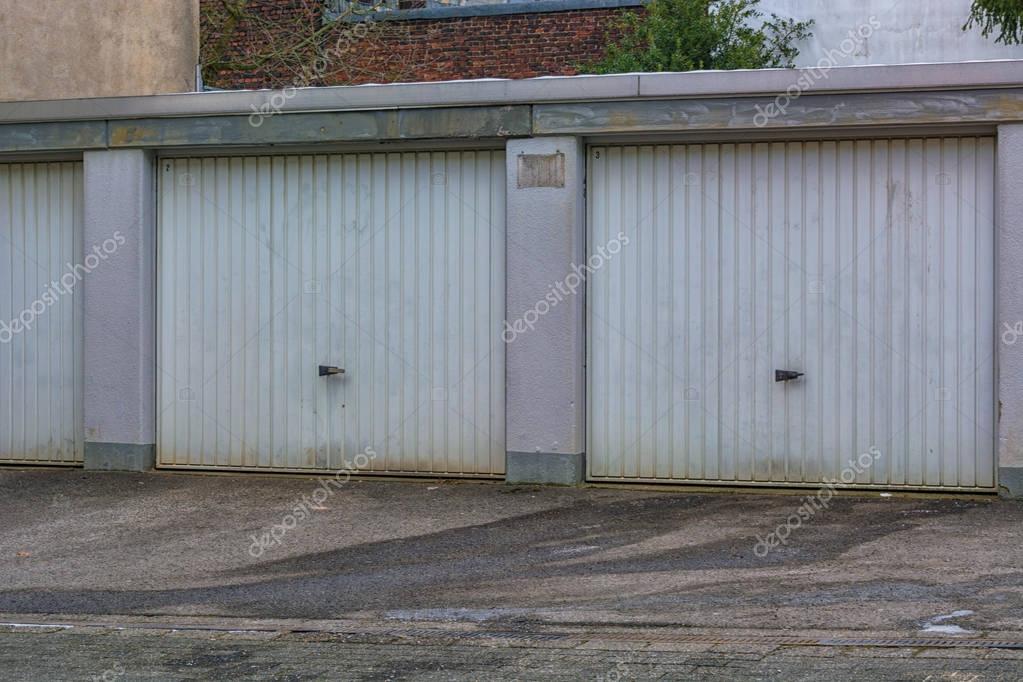 Garaje con puertas de metal ligeros — Foto de stock © NikD51 #153802288