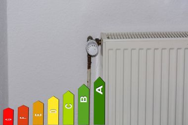 Enerji verimlilik sınıfı sembolü, radyatör ve akıllı telefon.        