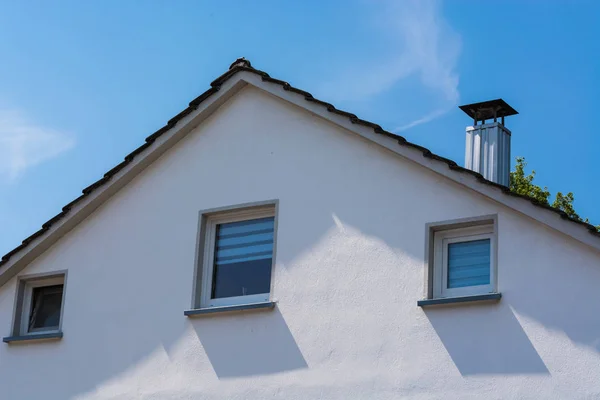 Hausfassade vor blauem Himmel. — Stockfoto