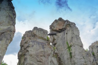 Kumtaşı kaya oluşumu çarpıcı Externsteine,