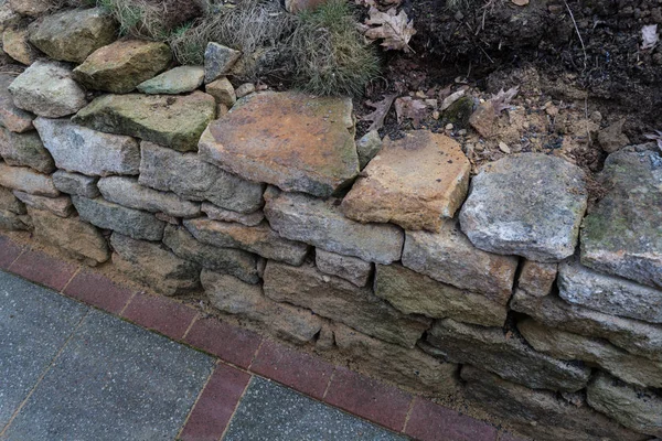 Dinding lempengan batu yang ditumpuk . — Stok Foto