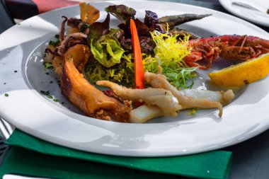 Beyaz bir plaka üzerinde balık ızgara çeşitli     