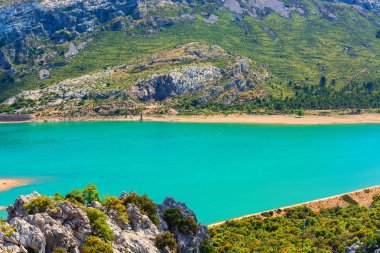 Embalse de Cuber muhteşem manzaralarını               