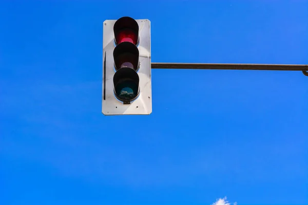 Luz de trânsito e uma câmara de vigilância — Fotografia de Stock