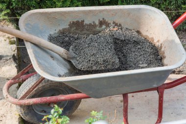 Çimento dolu el arabası.    