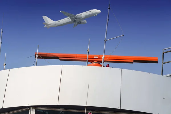 Radar am Flughafen und blauer Himmel — Stockfoto