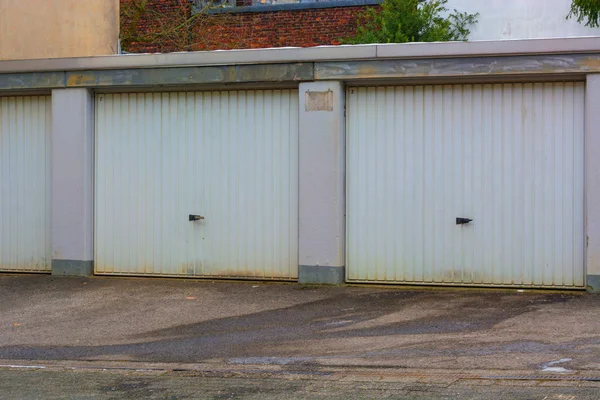Garagem de carro com portas de metal leve — Fotografia de Stock