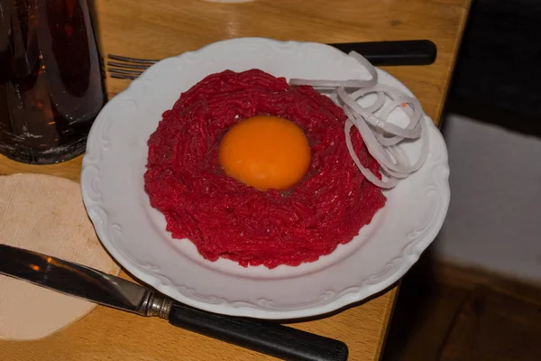 Huevo frito en carne picada, imitación de alimentos . — Foto de Stock