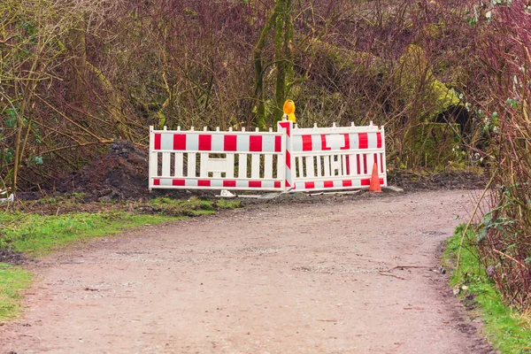 Rot-weiße Straßenbarrikade. — Stockfoto