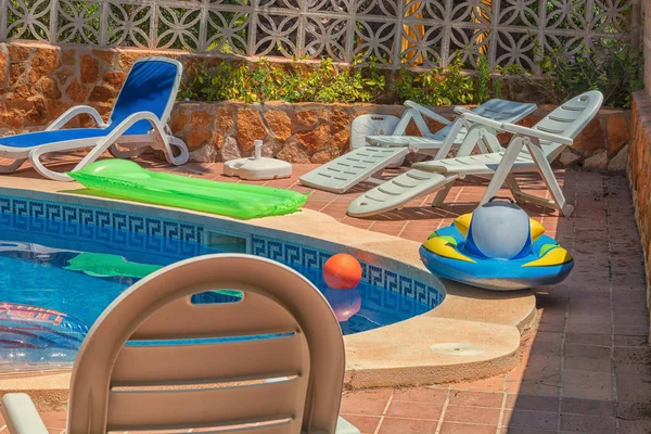 Zwembad met blauwe water om te ontspannen. — Stockfoto