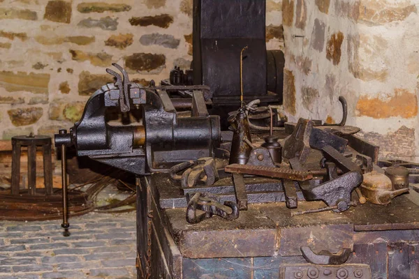 Old workbench with vices. — Stock Photo, Image