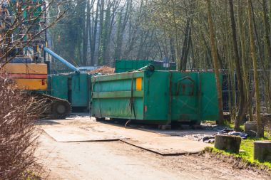 Tarak ve kapsayıcı bir inşaat sitesinde.     