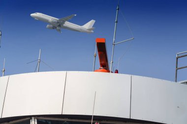Radar Havaalanı ve mavi gökyüzüne        