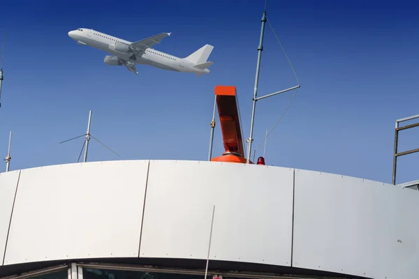 Radar am Flughafen und blauer Himmel — Stockfoto