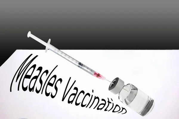 Syringe is filled with vaccine for measles vaccination. — Stock Photo, Image