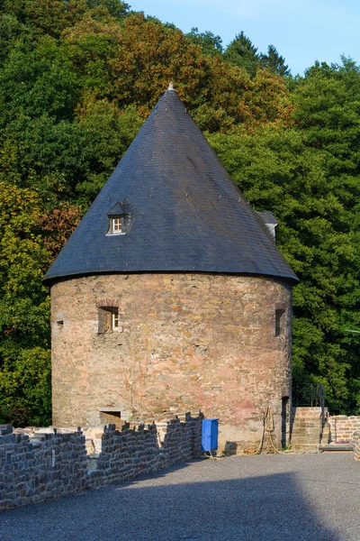 Eine alte Burg aus dem Mittelalter. — Stockfoto