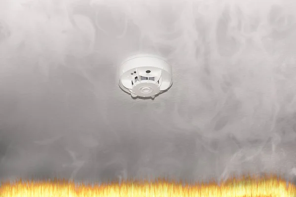 Detektor kouře na stropě a kouř. — Stock fotografie