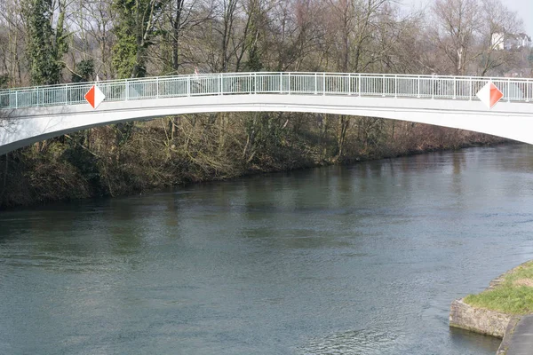 Arch struktura ocelový most pro pěší nad řeky Ruhr — Stock fotografie