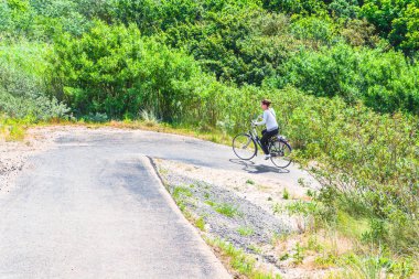 E-bike güneşli bir genç kadınla.           