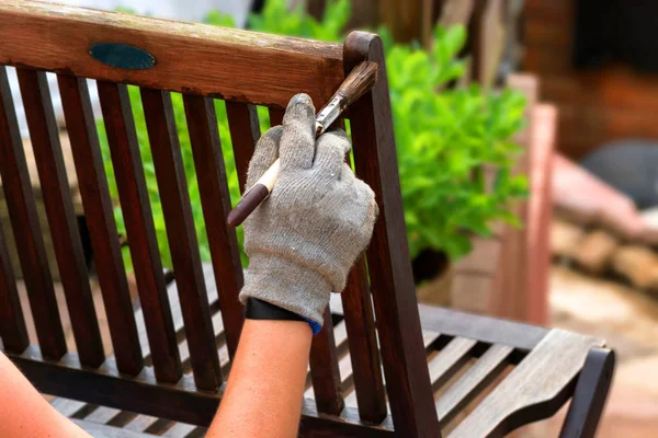 Mano de mujer con pinceladas muebles de madera — Foto de Stock