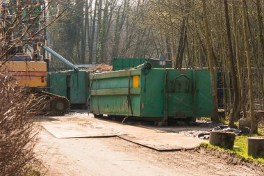 Tarak ve kapsayıcı bir inşaat sitesinde.     