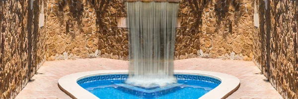 Luxus-Pool mit Wasserfall. — Stockfoto