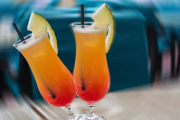 Cocktail Tequila sunrise op een tafel — Stockfoto