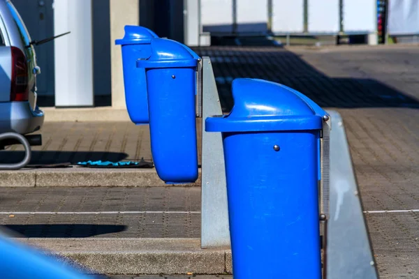 Conteneur à déchets dans un parking — Photo