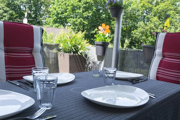 Inglasad balkong bord med vita tallrikar — Stockfoto